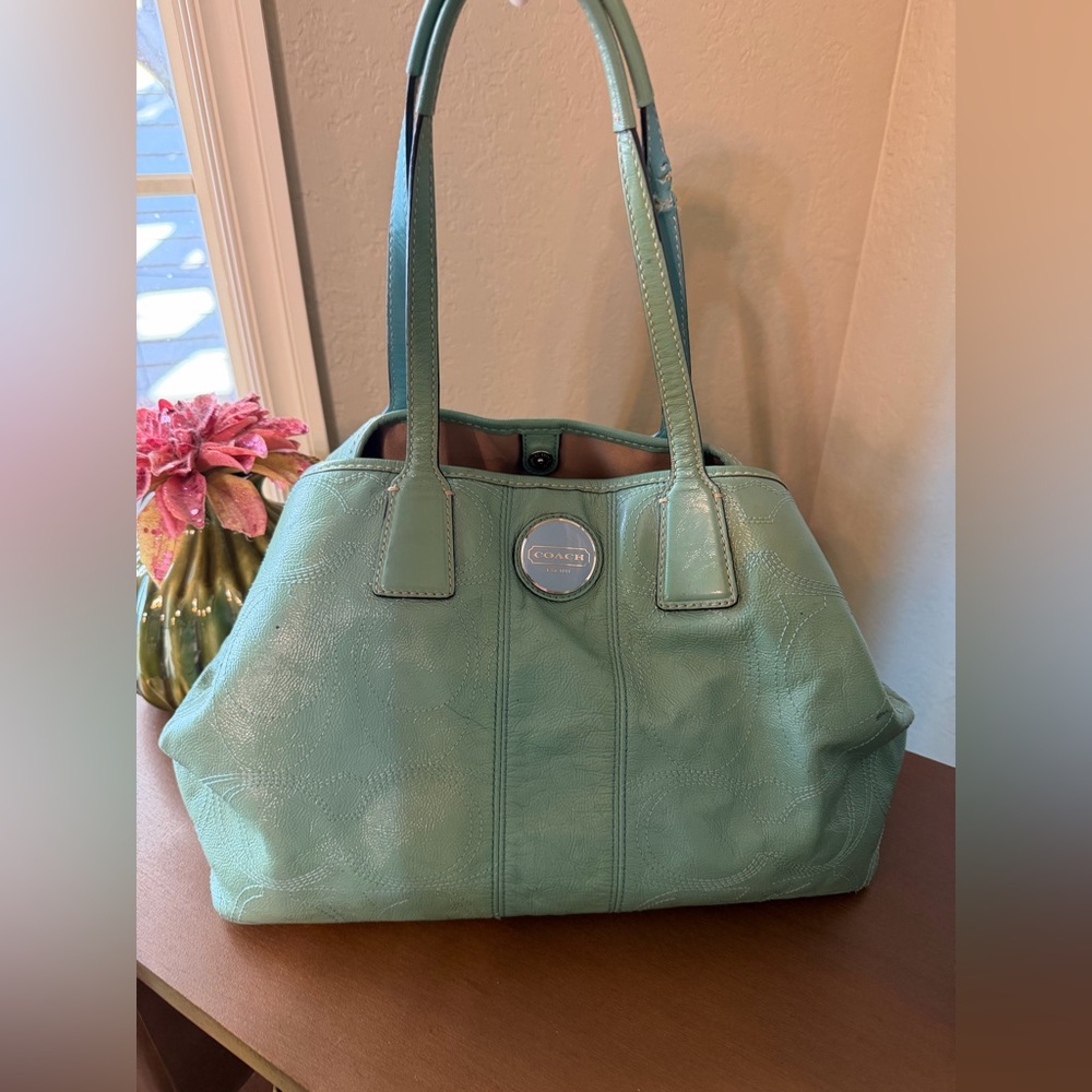 **SALE**Coach Light Green Patent Leather Shoulder Bag with Kisslock inside